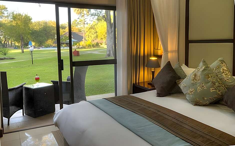 Azambezi River Lodge