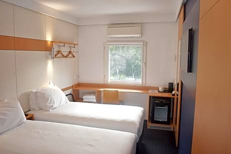 Standard Twin Room with Two Twin Beds