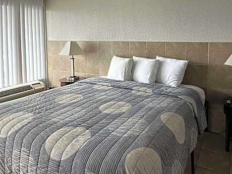 1 King Bed | Mobil Access Tub Nsmk Micfridg