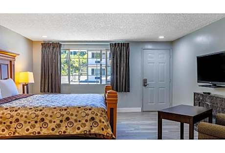 1 King Bed | Mobil Access Tub Nsmk Micfridg