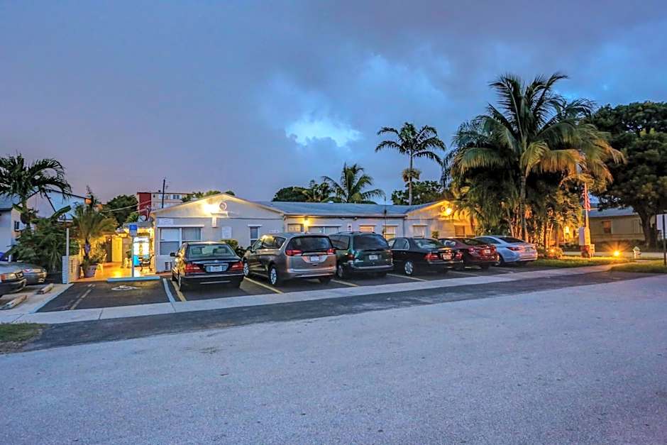 Richard's Motel Courtyard