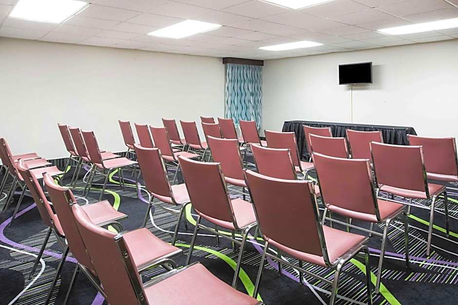 La Quinta Inn & Suites by Wyndham Davenport