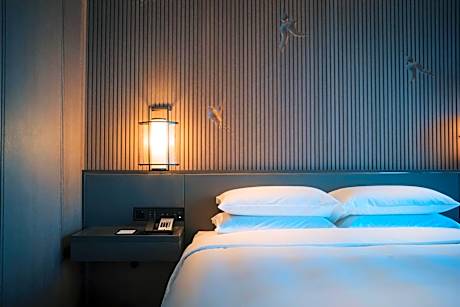 Deluxe King Room with Club Access