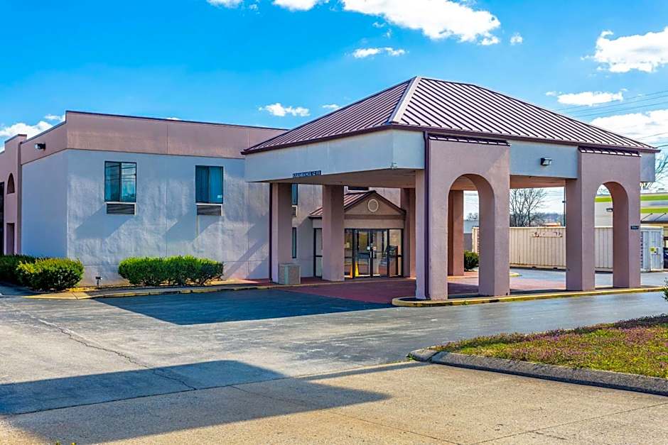 Econo Lodge & Suites Clarksville near Governors Square Mall