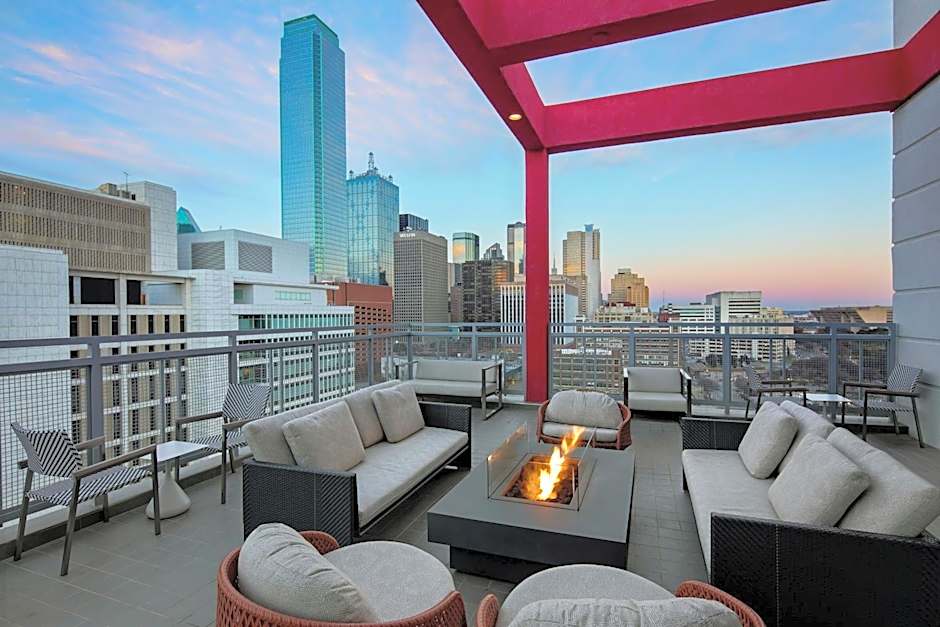 Courtyard by Marriott Dallas Downtown / Reunion District