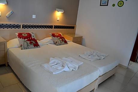 Studio with Garden View (3 Adults)