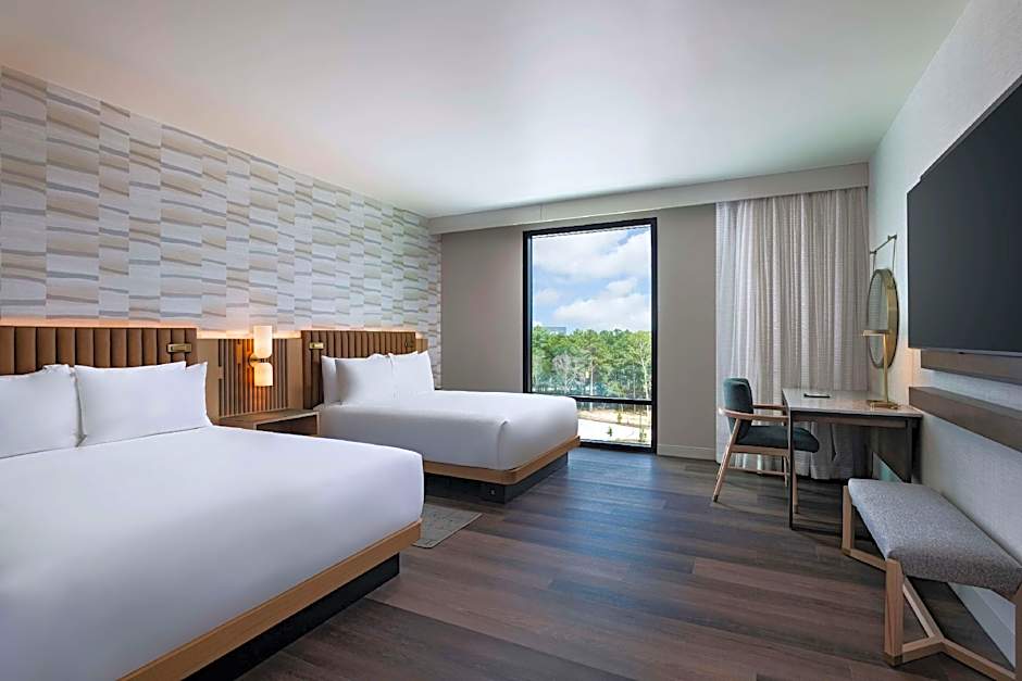 Foto 1 de 2 de Accessible 2 Queen Beds With Rollin Shower