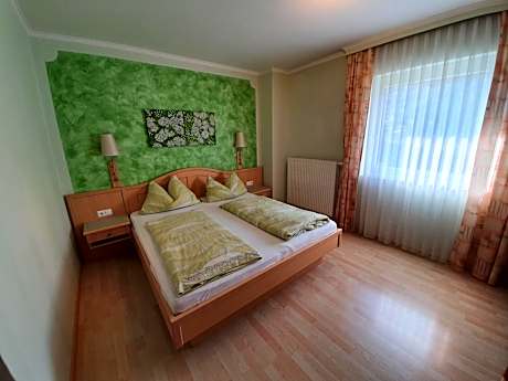 Family Room (2 Adults + 2 Children)