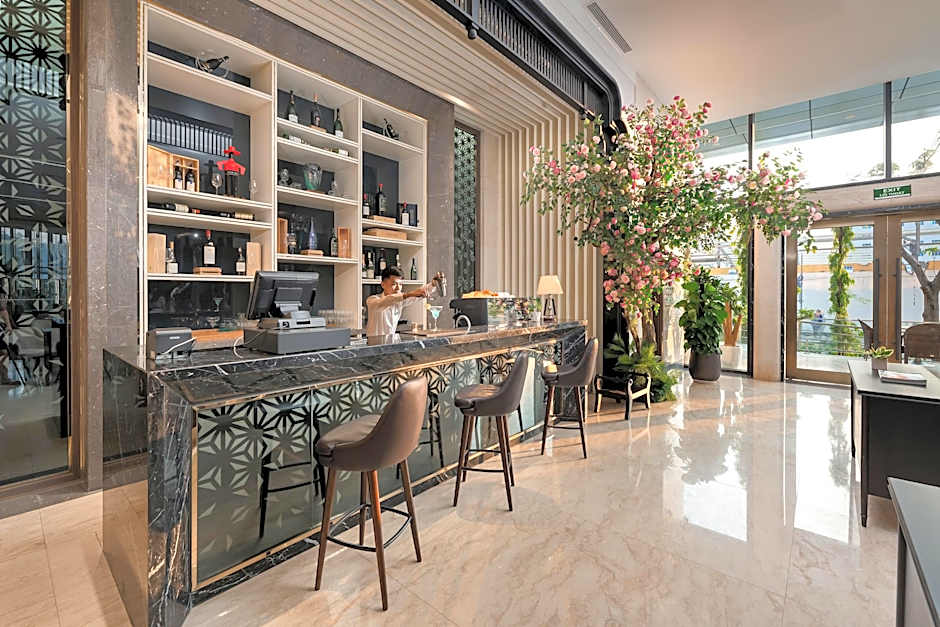 DeLaSea Ha Long Hotel - Modern Bayview Escape 