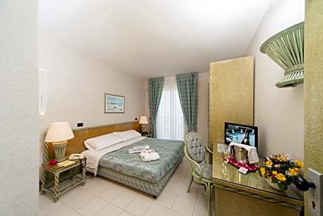 Double or Twin Room with Sea View