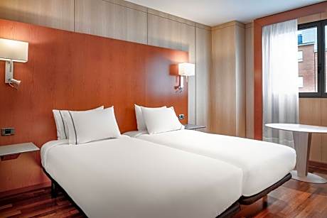 Standard Twin Room with City View
