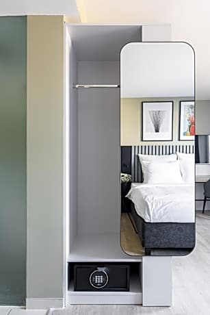 Extra Large Studio with Kitchenette and Bathtub