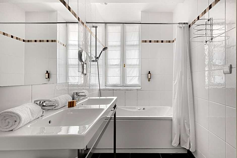 Le Phenix Hotel
