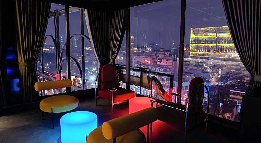 May De Ville Lakeside Hotel