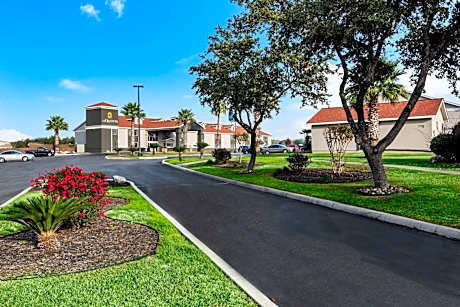 La Quinta Inn & Suites by Wyndham San Antonio Brooks City Base