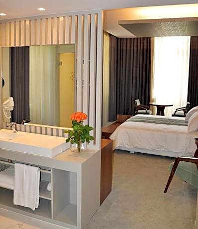 Family Room (2 Adults + 2 Children)