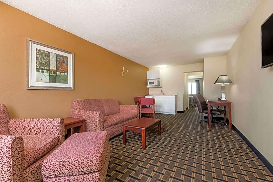 Super 8 by Wyndham Indianapolis/NE/Castleton Area