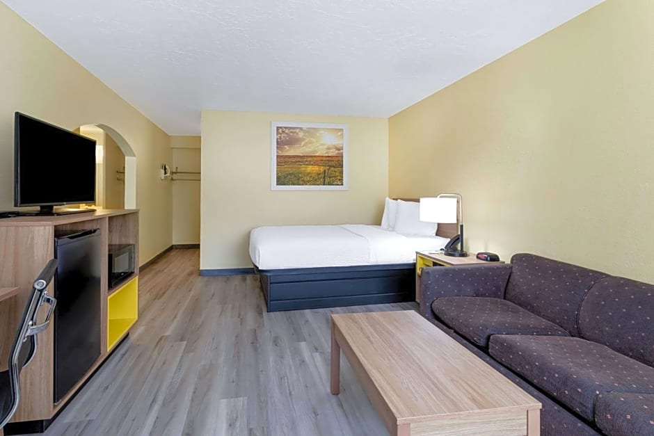 Days Inn & Suites by Wyndham Clovis