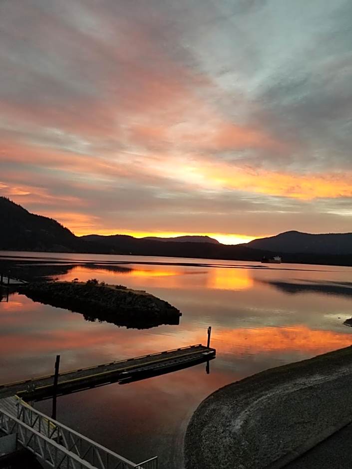 Oceanfront Suites At Cowichan Bay