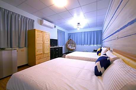 Quadruple Room with Private Bathroom