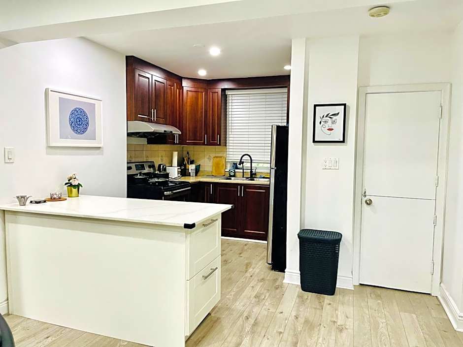 Vacation house Entire floor Kids yard walk 2 subway