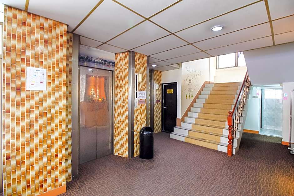 Crown Bts Nana Hotel