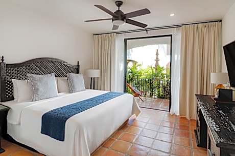 1 King Bed With Terrace Guestroom