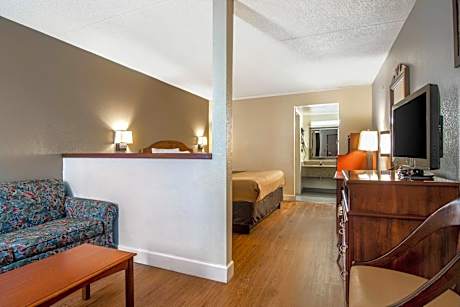 King Suite - Non-Smoking