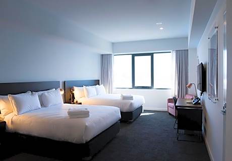 Classic Queen Twin Studio