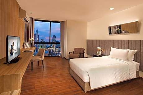 Studio Deluxe (Urban Community Room)