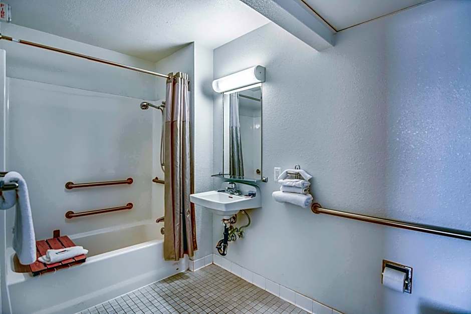 Super 8 by Wyndham Tracy