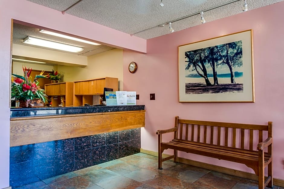 Kuhio Banyan Hotel (with Kitchenettes)