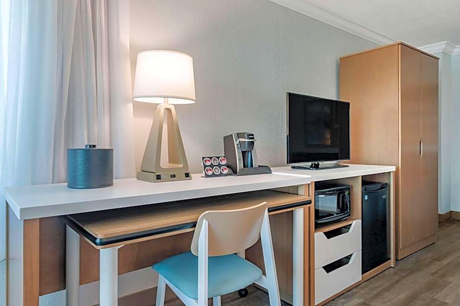 Winter the Dolphin's Beach Club, Ascend Hotel Collection