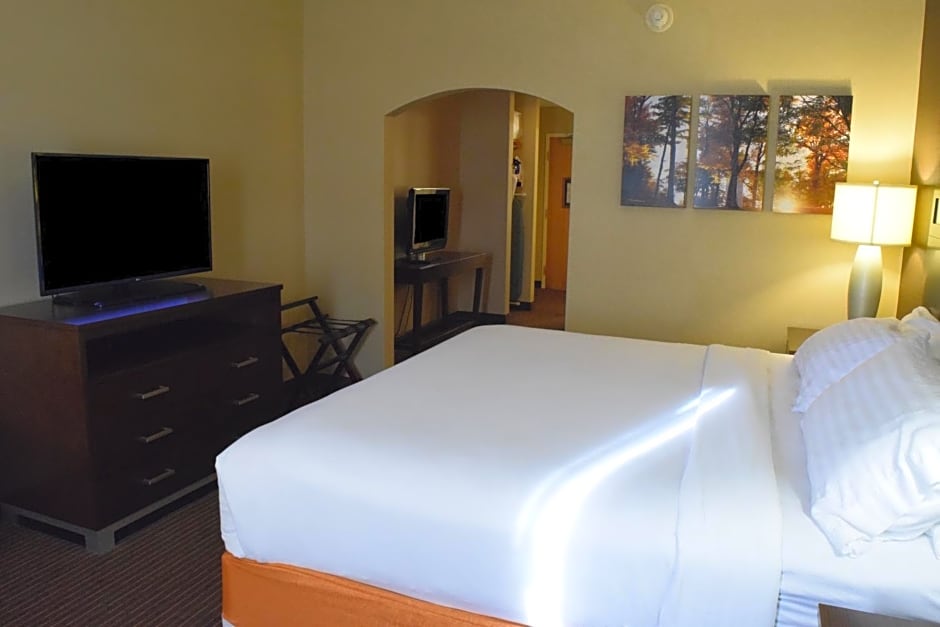 Holiday Inn Express Hotel & Suites Watertown - Thousand Islands