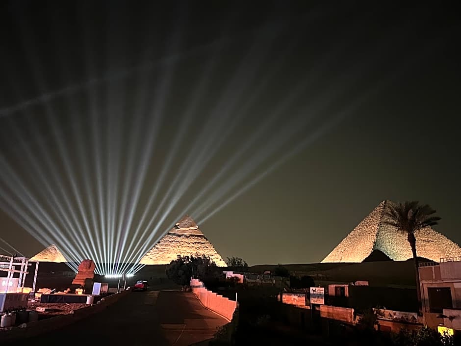 The Gate Hotel Front Pyramids & Sphinx View