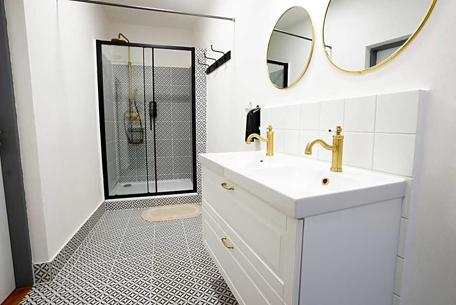 White Wolf House Hostel & Apartments