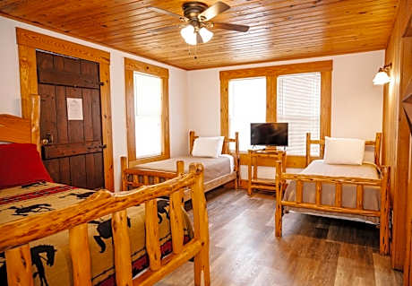 Deluxe Queen Suite
