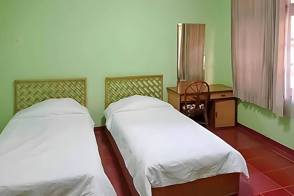 RedDoorz Plus near Tugu Mercusuar Anyer