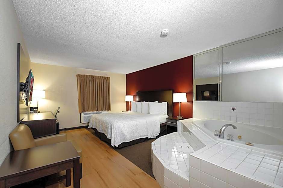 Red Roof PLUS & Suites Opelika