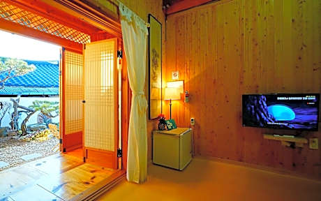 Jeonju Hanok Maeul Sukbak Sarang Gadeuk