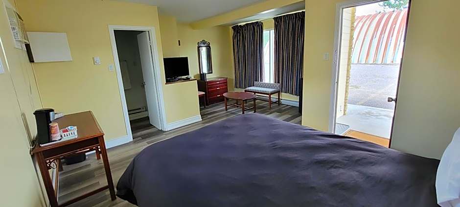 North Shore Wayside Inn