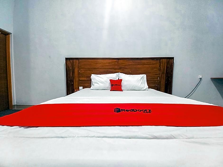 RedDoorz Plus Syariah at Umyas Hotel near Terminal Anjuk Ladang Nganjuk
