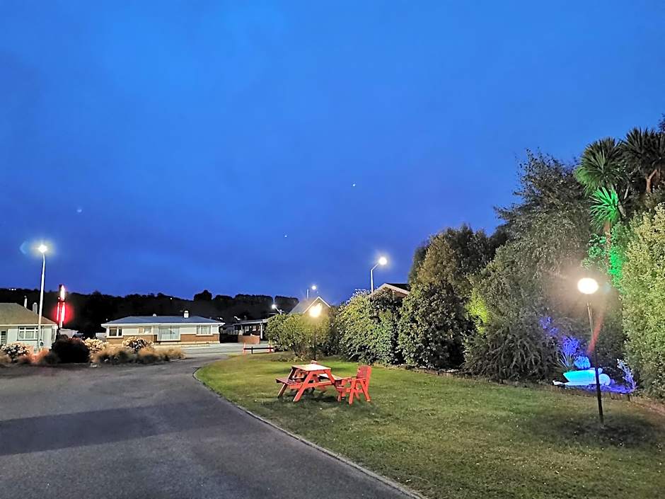 Colonial Lodge Motel