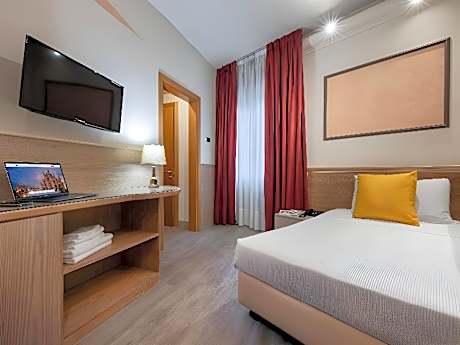 SINGLE SINGLE WITH FRENCH BED