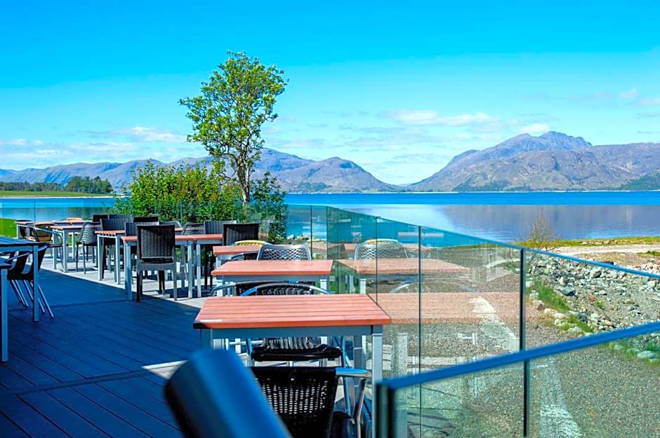 Hollytree Hotel and Swimming pool