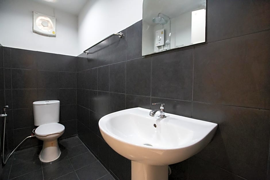 185@Surawong Residence