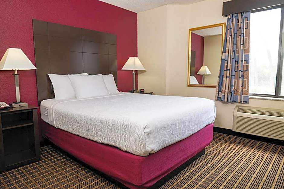 Baymont Inn & Suites by Wyndham Mukwonago