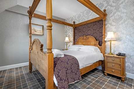 Superior Family Room (Not Dog-Friendly)