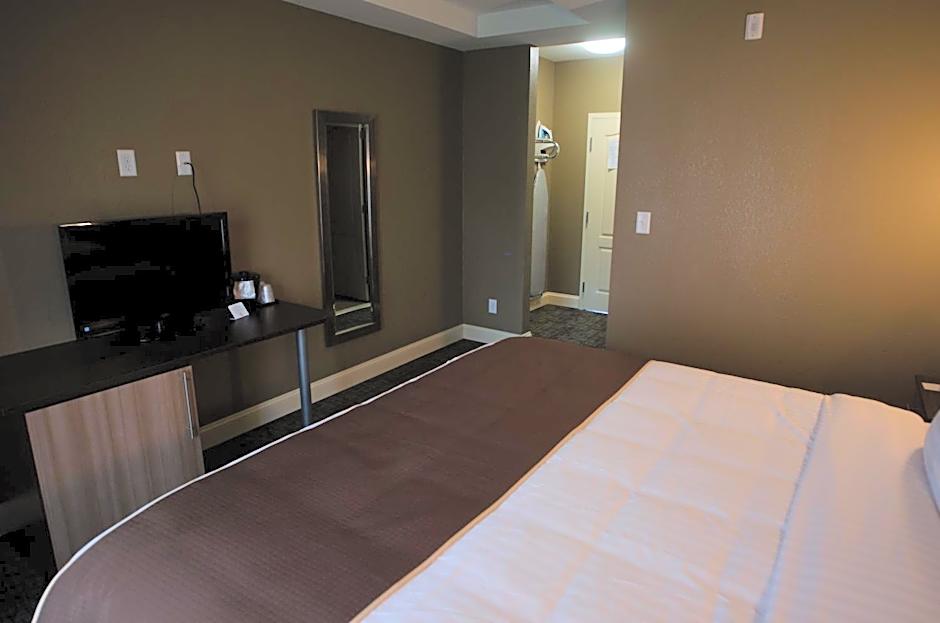 Aashram Hotel by Niagara River