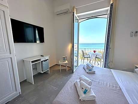 Deluxe Double Room with Balcony and Sea View